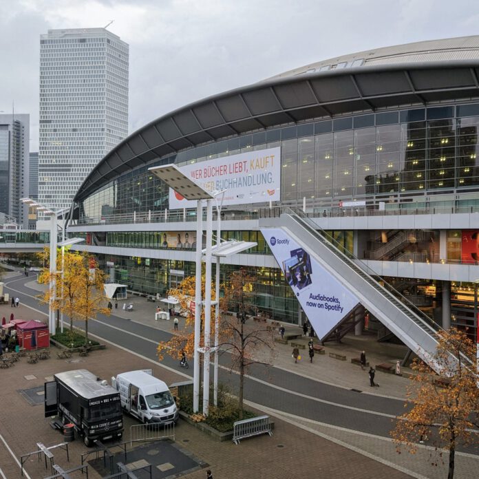 Die Frankfurter Buchmesse ist im Herbst Treffpunkt der Branche.