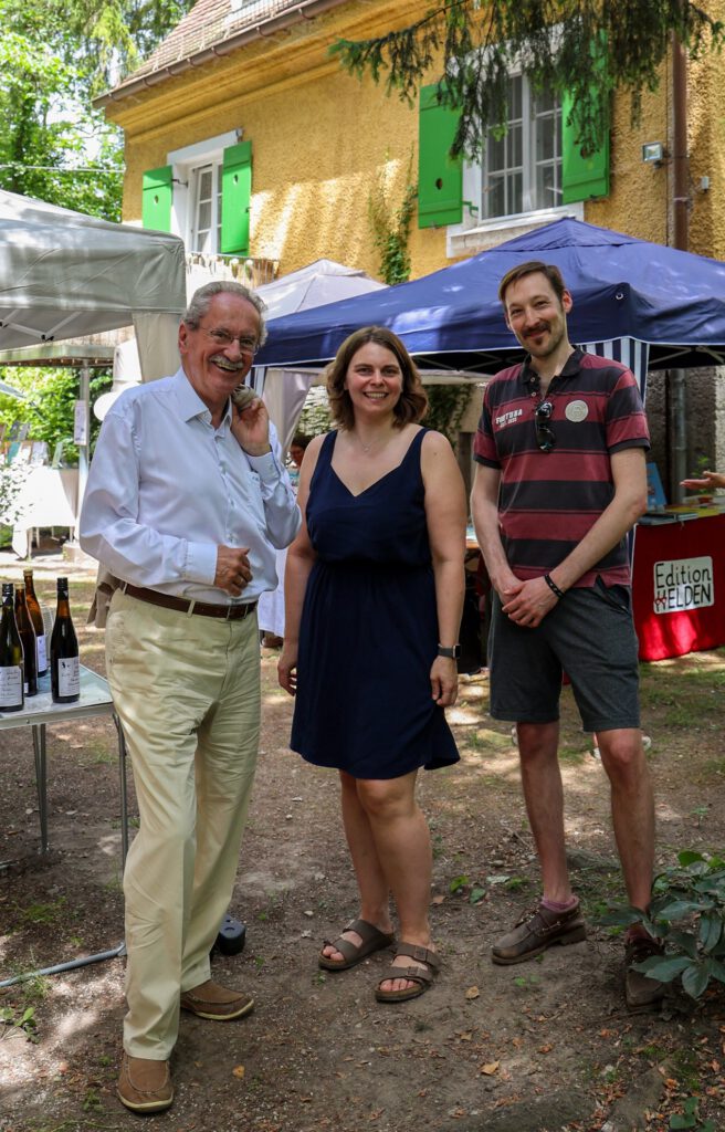 Schirmherr: Münchens Ex-Oberbürgermeister Christian Ude mit Sophie Schillo (Schillo Verlag) und Thomas Peters (Morisken Verlag). (Foto: Thomas Schillo)