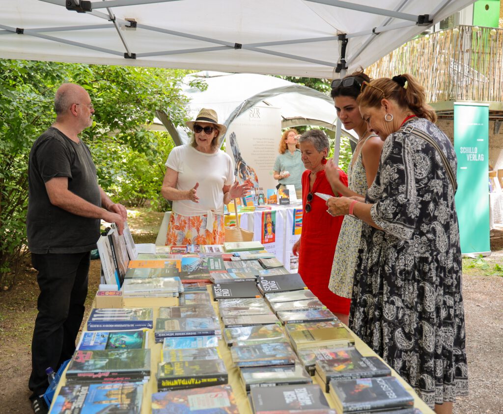 Dicht umringte Stände, wie hier beim Franz-Schiermeier-Verlag. (Foto: Sophie Schillo)